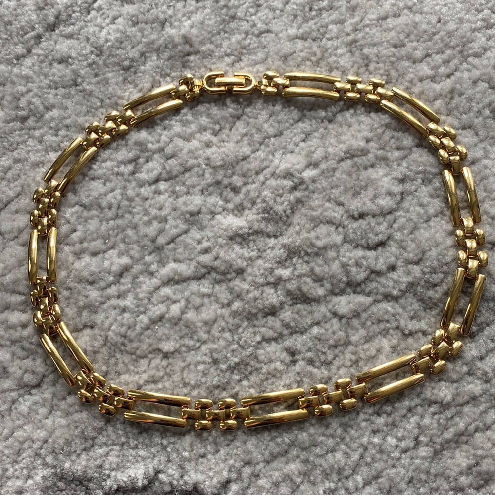 Beautiful Goldtone Monet 16” Broad Choker Necklace. Like new in excellent cond!!